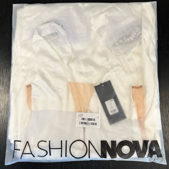 🌟 Fashion Nova Giselle Satin Gown - White - NWT 🌟 - Picture 5 of 7